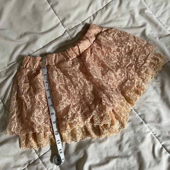 Vintage Y2K Peach Pink Tiered Lace Mini Shorts with Pockets from Cecil McBee - Picture 4 of 8